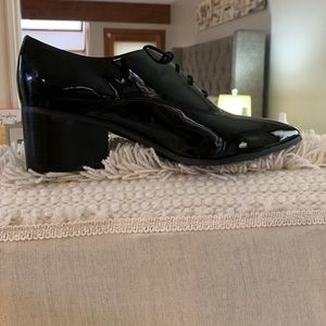 Tahari Randi patent leather look shoes. Size 11